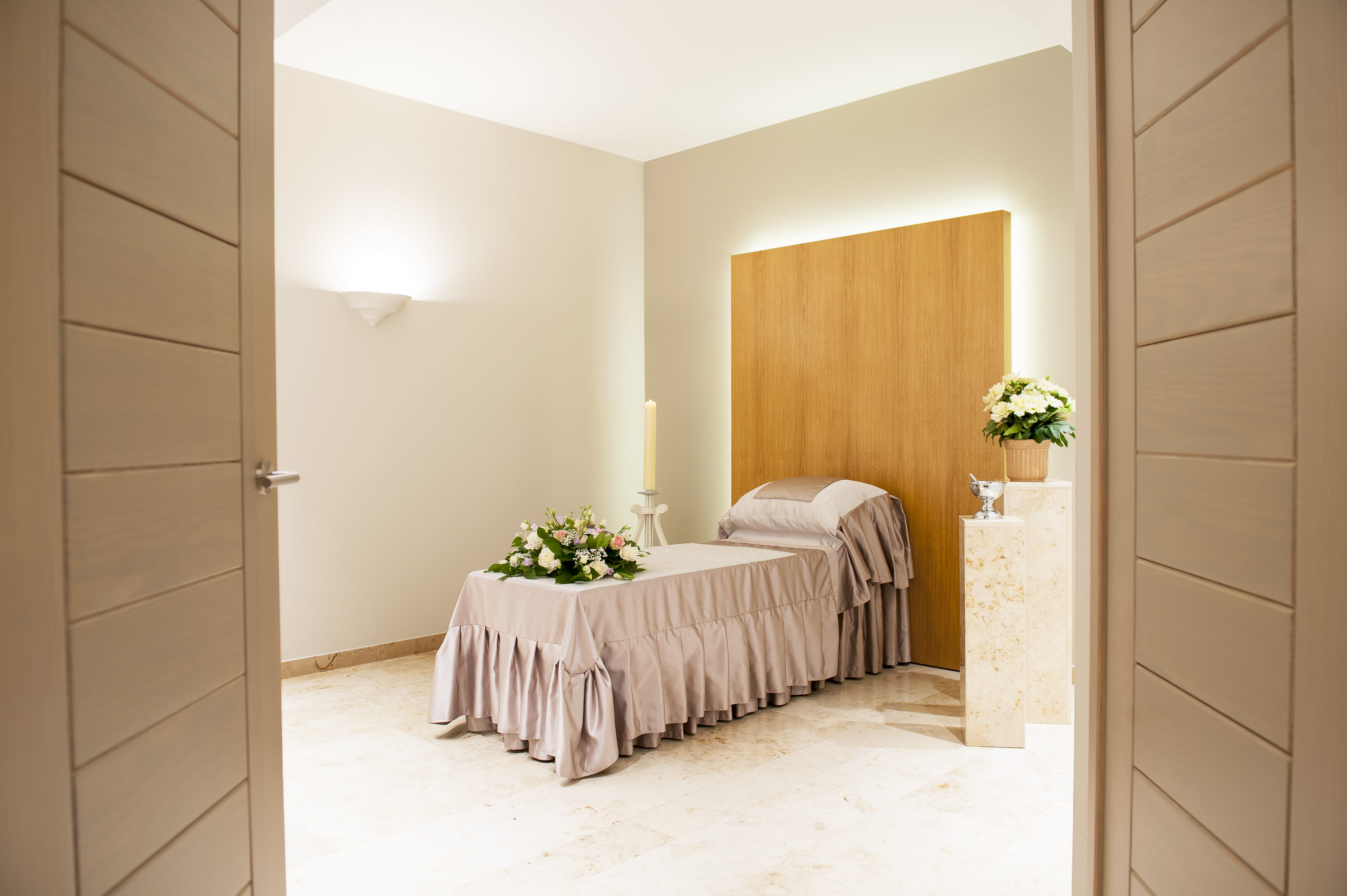 Rouwkamer vanuit deuropening getrokken